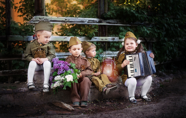 Маленькие дети в военной форме на 9 мая 