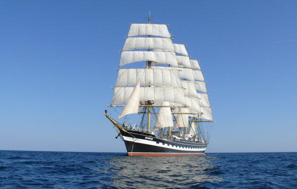 Большой красивый парусник 