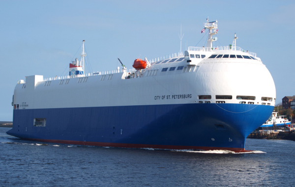 Теплоход-ролкер City of St. Petersburg  в море