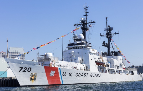 Судно береговой охраны Coast Guard  в море