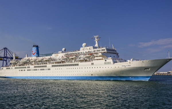 Большое круизное судно MS Marella Spirit в воде