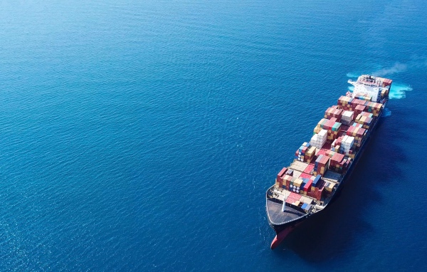 Большое грузовое судно с контейнерами в море 