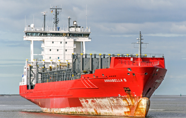 Большой красный контейнеровоз Annabella S на фоне