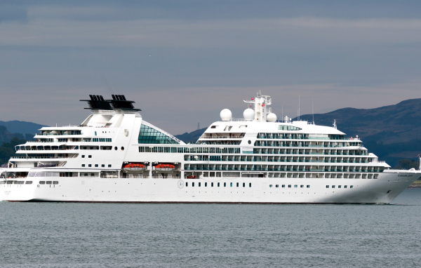 Роскошный белый круизный лайнер MV Seabourn Quest
