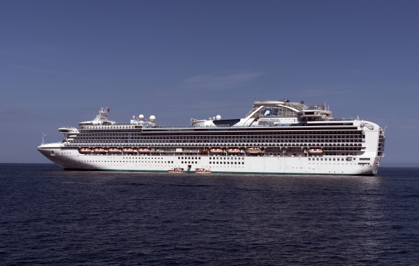 Белый круизный лайнер Sapphire Princess в море