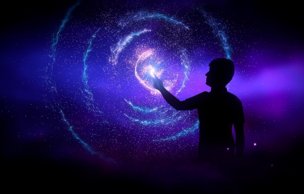 Мужчина прикасается в звездной галактике