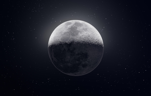 Большая холодная луна в звездном небе 