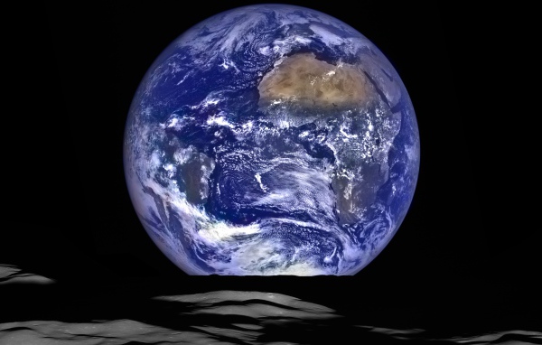 Большая планета земля на черном фоне в небе 