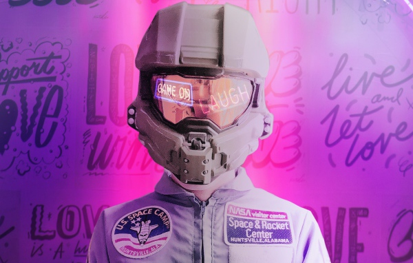 Астронавт NASA в костюме и шлеме