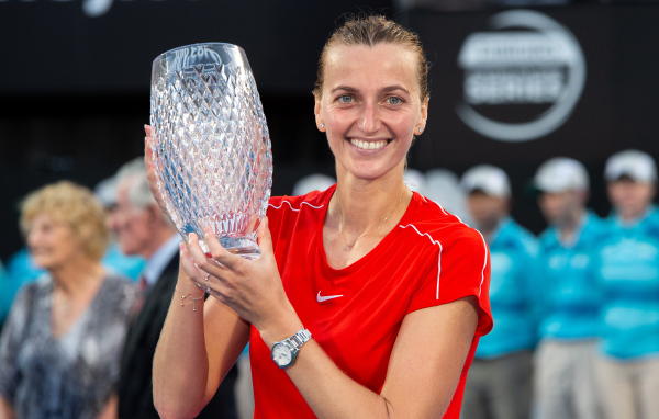 Чешская теннисистка Петра Квитова с кубком на корте