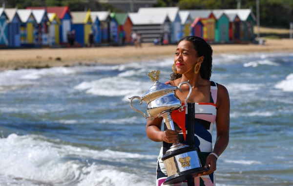 Японская теннисистка Наоми Осака с кубком у моря