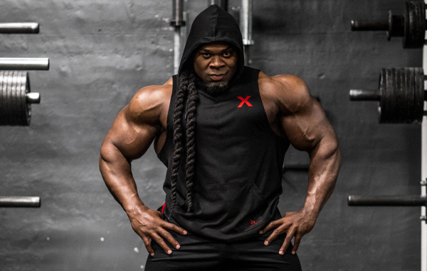 Профессиональный культурист Кай Грин в спортзале