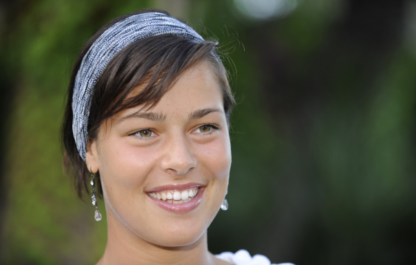 Улыбающаяся девушка, сербская теннисистка Ана Иванович