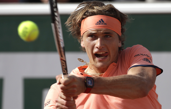 Теннисист Александр Зверев отбивает мяч ракеткой 