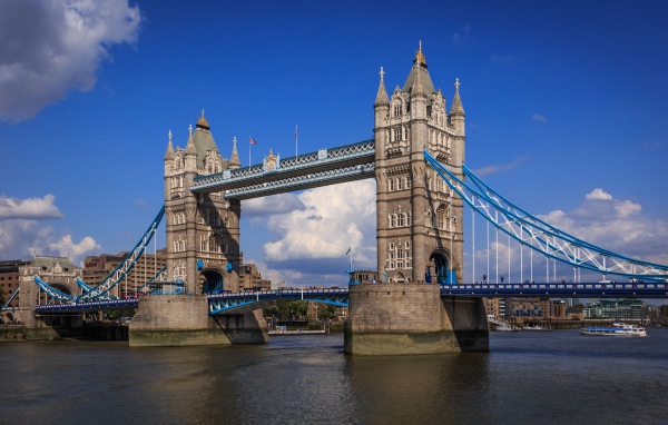 Красивый Тауэрский мост под голубым небом, Лондон. Великобритания