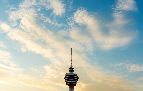 Телебашня Менара Куала-Лумпур на фоне неба, Малайзия
