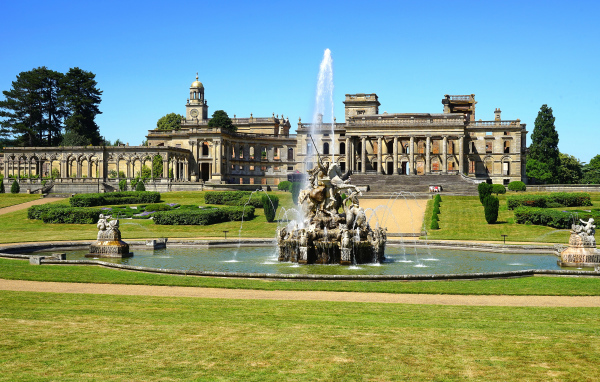 Фонтан возле особняка Витли Корт энд Гарденс, Англия