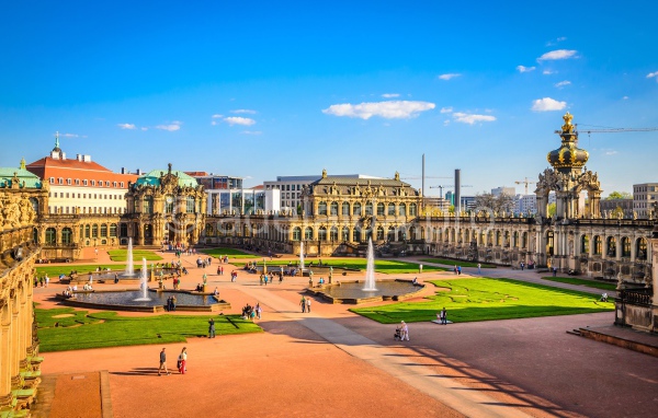 Вид на дворцово парковый комплекс Цвингер под голубым небом, Дрезден. Германия