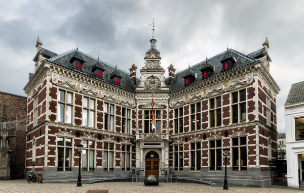 Красивый Утрехтский университет под пасмурным небом, Нидерланды