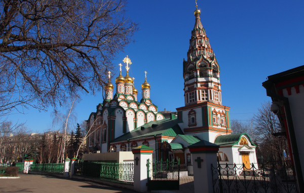 Старинная церковь Николая Чудотворца под голубым небом в Хамовниках, Москва. Россия