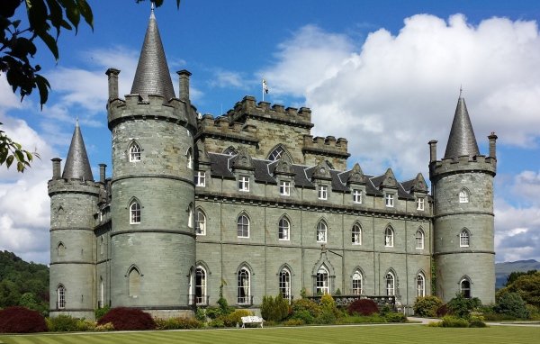 Серый старинный замок Инверари, Шотландия