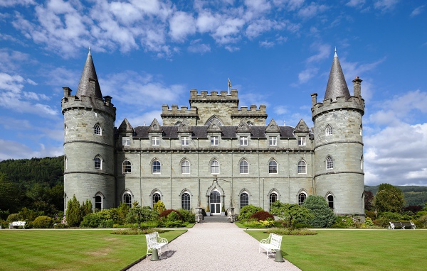Замок Инверари под красивым голубым небом, Шотландия