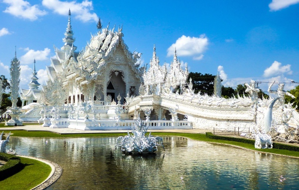 Красивый храм Ват Ронг Кхун под голубым небом летом ,Чианграй. Таиланд