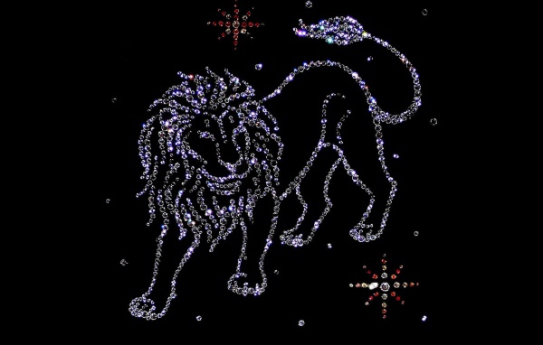 Блестящий знак зодиака лев на черном фоне