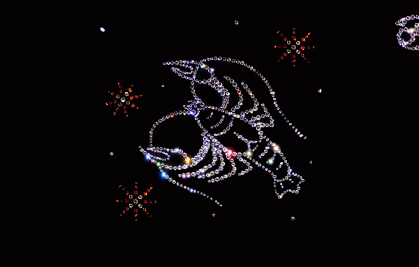 Блестящий знак зодиака рак на черном фоне