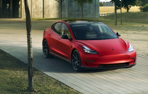 Красный автомобиль Novitec Tesla Model 3 2019 года 