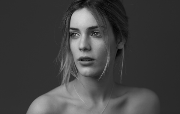 Актриса Алехандра Оньева черно -  белое фото 