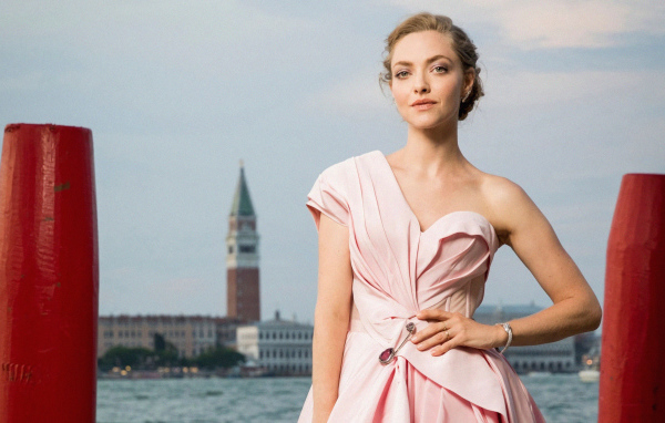 Актриса Аманда Сейфрид в красивом розовом платье 