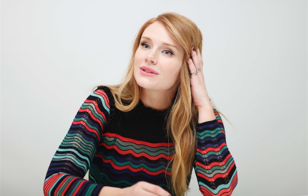 Актриса Брайс Даллас Ховард на сером фоне