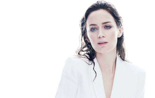 Актриса Эмили Блант с мокрыми волосами на белом фоне