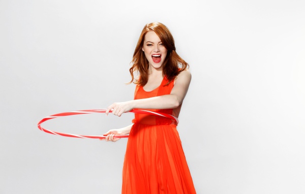 Актриса Эмма Стоун крутит обруч на талии