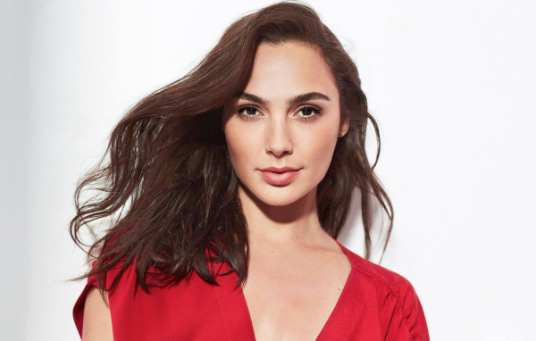 Актриса Галь Гадот в красном на белом фоне