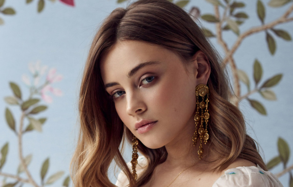 Актриса Джозефин Лэнгфорд с большими сережками в ушах