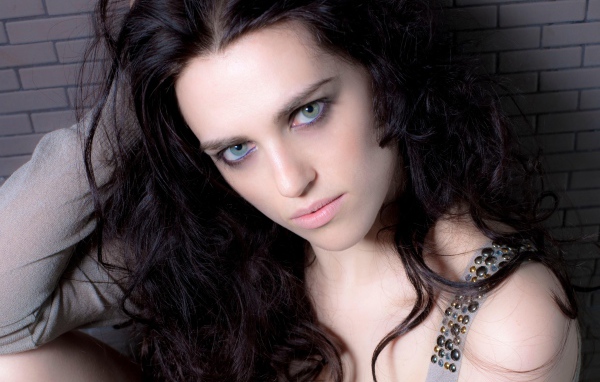 Актриса Кэти Макграт у стены крупным планом