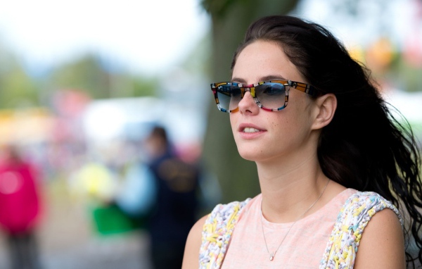 Актриса Кая Скоделарио в солнечных очках