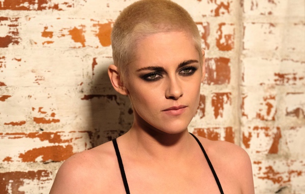 Актриса Кристен Стюарт с короткой стрижкой