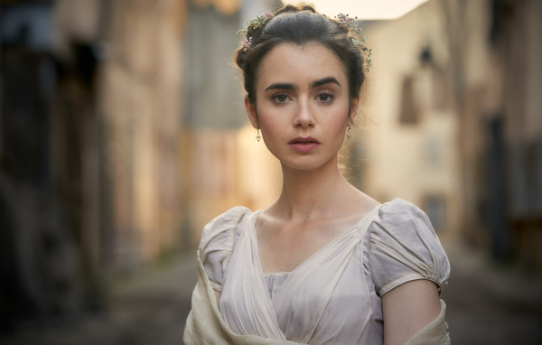 Актриса Лили Коллинз в роли 