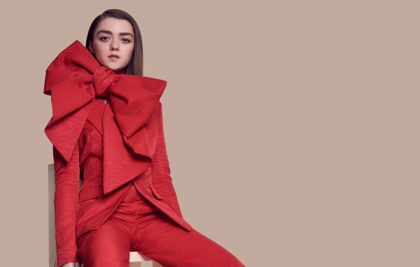 Актриса Мэйси Уильямс в красном костюме с большим бантом 