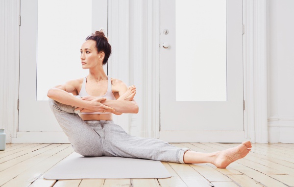 Актриса Мэгги Кью занимается йогой 