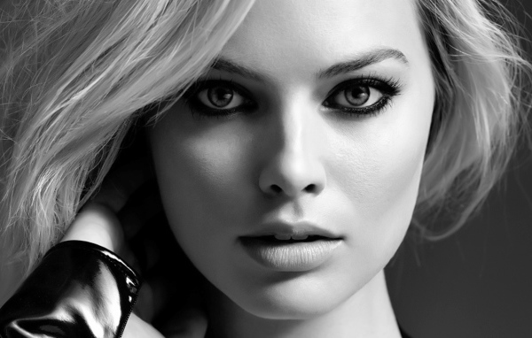 Актриса Марго Робби лицо крупным планом черно белое фото