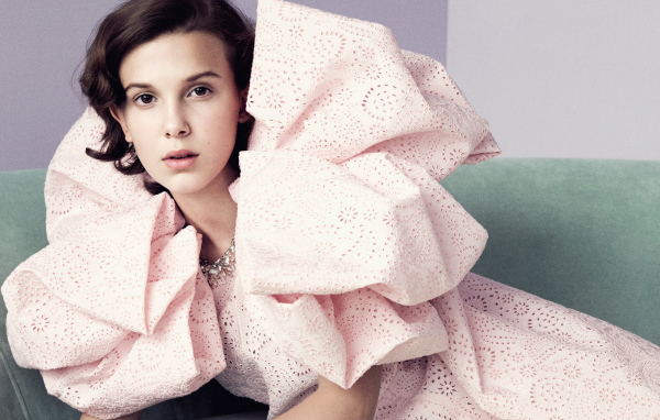 Актриса Милли Браун в розовом платье 