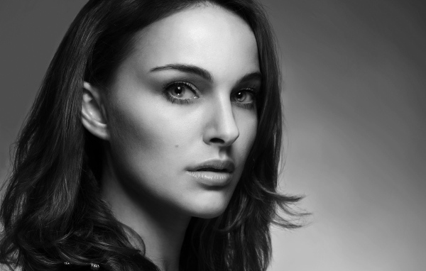 Актриса Натали Портман черно белое фото крупным планом