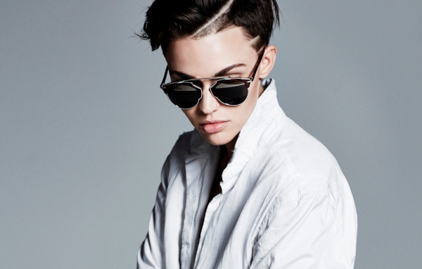 Актриса Руби Роуз в белой рубашке и очках на сером фоне