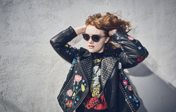 Актриса Шеннон Пёрсер в кожаной куртке у стены