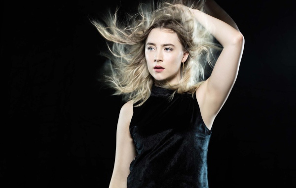 Актриса Сирша Ронан в черном наряде на черном фоне