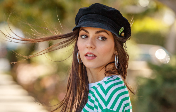 Актриса Виктория Джастис в черной кепке